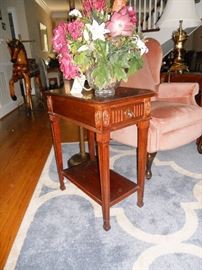 Hekman end table (pair)