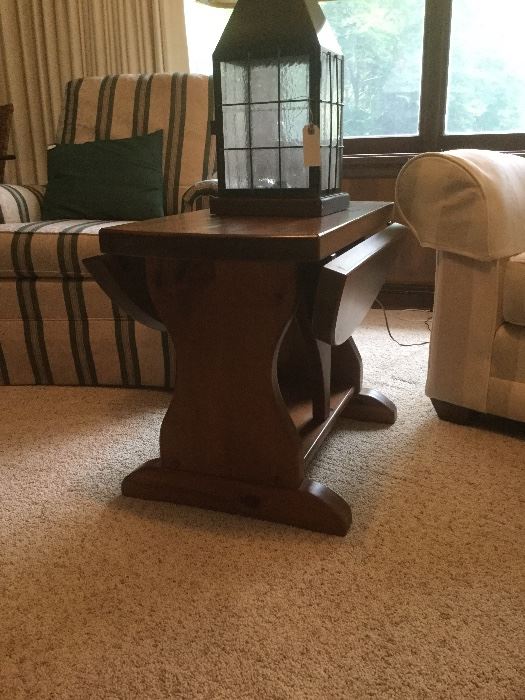 Drop-leaf lamp table with leaves down