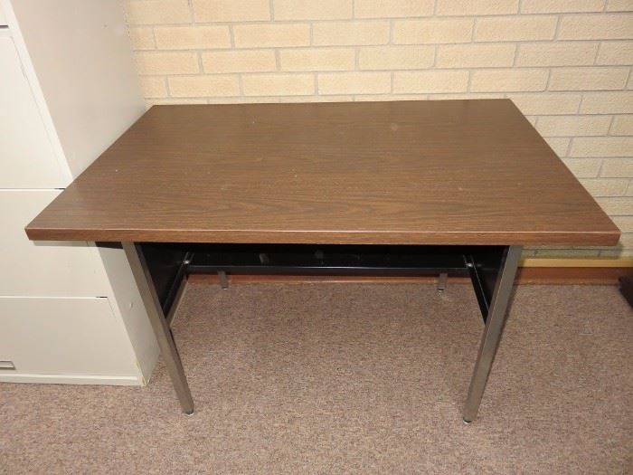 17 LAMINATE TOP TABLE