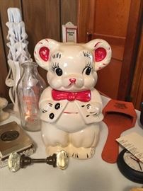 This cookie jar has NO chips in it...