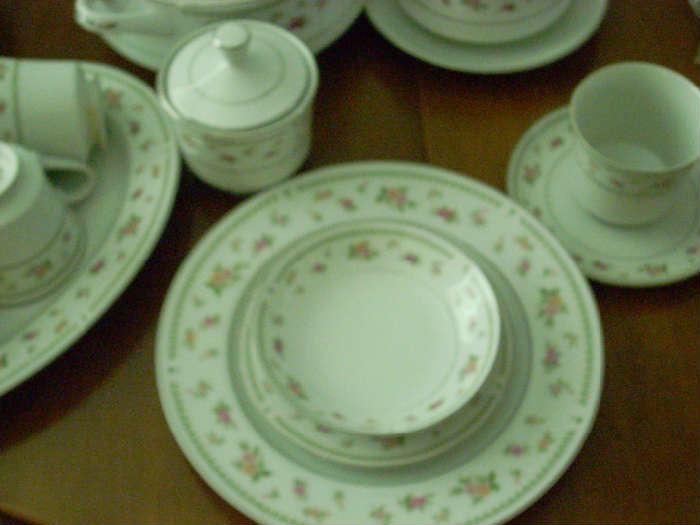 5 piece place settings with serving pieces