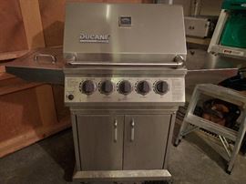 Very nice Ducane 3040040 propane gas grill, with side burner, grill tools and cover. This unit was manufactured by Weber, sold at Home Depot stores as Ducane.