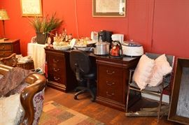 beautful Haverty's desk