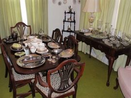 Formal Dining Room Drop Leaf Table w/ 6 chairs & 2 leaves.