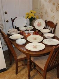 Vintage Broyhill Rutherford Dining table with 4/ Broyhill Lenoir Chairs