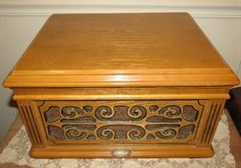 Awesome pristine crosley record player working perfect.