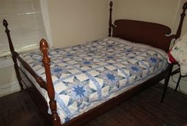 Gorgeous Antique 4 Poster Acorn style bed