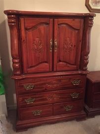 Matches the bedroom Suite Chest of Drawers