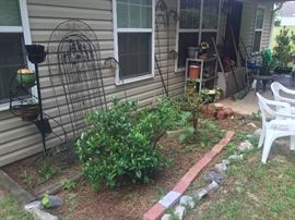 Outdoor trellises, hooks, planting soil, fertilizer, pots, pottery, storage bin, etc.
