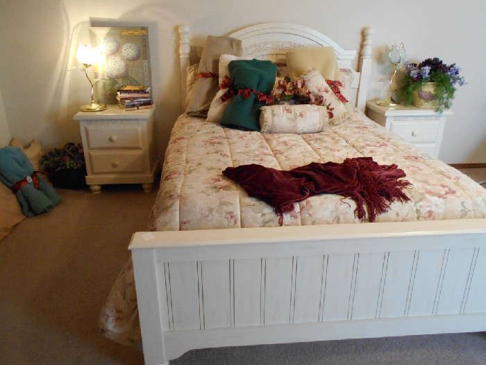 Full Bed/Frame & Nightstands & Bedspread Set
