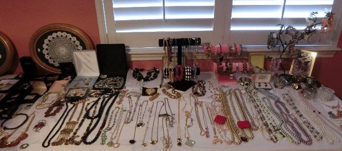 Loads of fashion jewelry - shop early for Christmas gifts