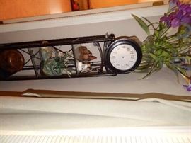 display shelf with clock (clock doesn;t work)