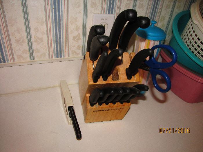 KITCHEN KNIVES IN WOOD BLOCK
