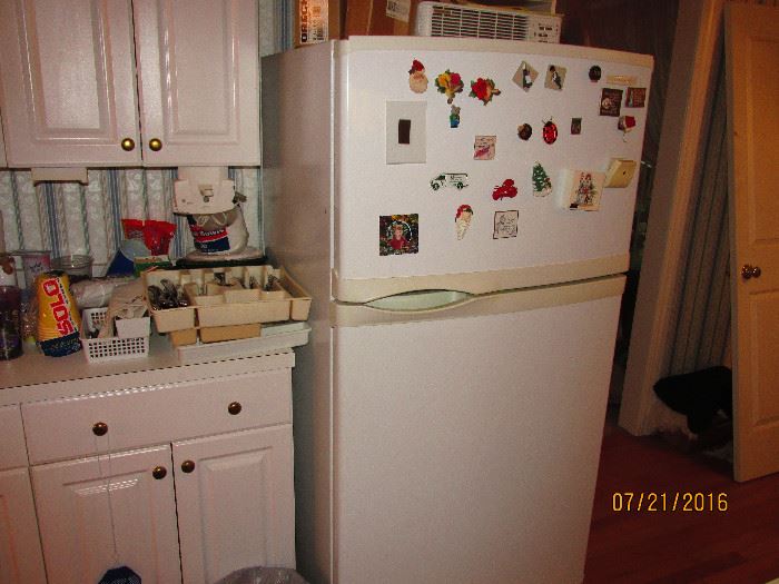 COLD REFRIGERATOR WITH ICE MAKER