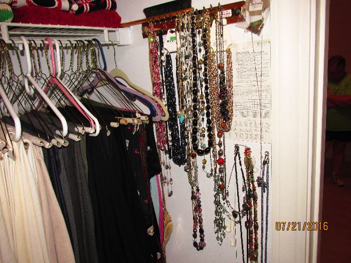 JEWELRY, LOTS OF NICE LADIES CLOTHES