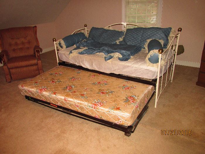 DAY BED WITH SLIDE OUT BOTTOM MATTRESS