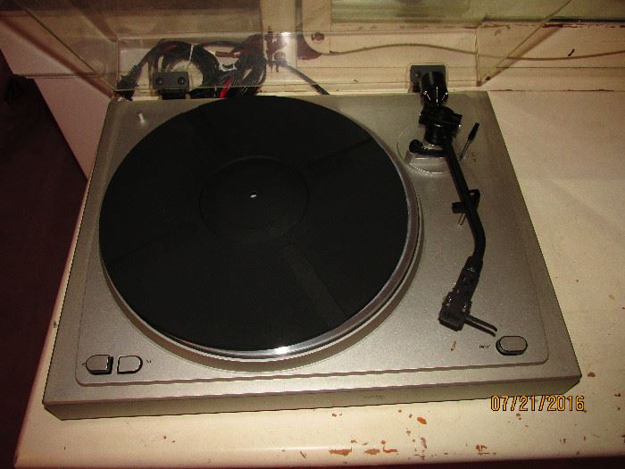 TURNTABLE FOR RECORDS