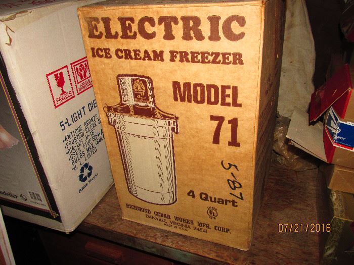 ELECTRIC ICE CREAM MODEL 71 IS A 4 QUART IN BOX