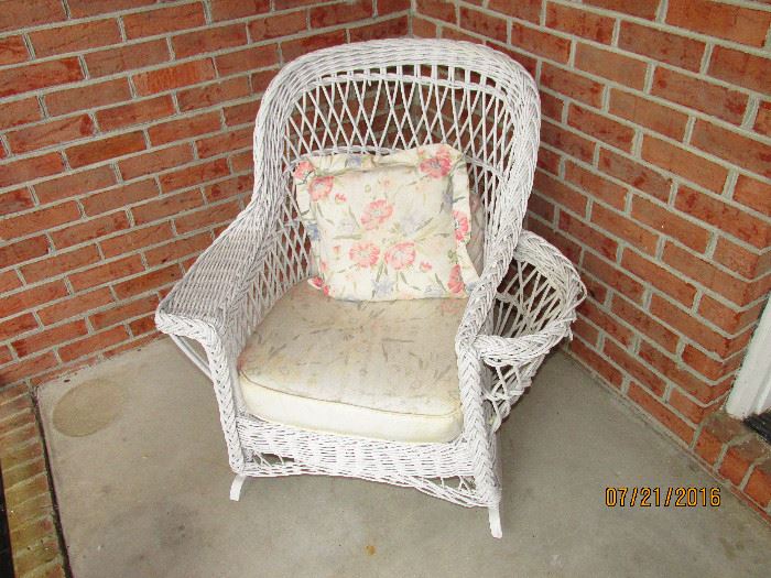 WICKER CHAIR WITH SIDE STORAGE