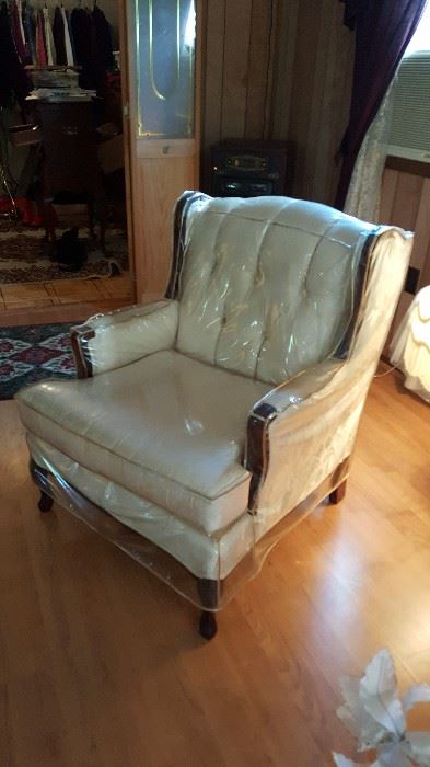 Vintage white sitting chair