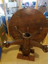 42" round oak table w/ 5 leafs
