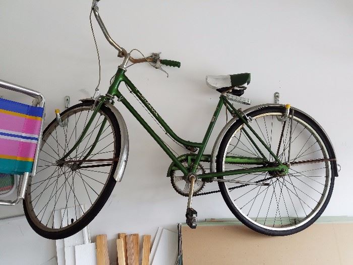 Vintage mid weight Schwin 3 speed bicycle