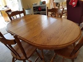 Like new oak dining table/4chairs & leaf