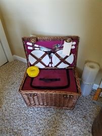 Picnic basket with insulation