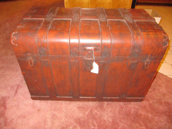 Really cool trunk in excellent condition!