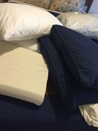 Linens/pillows