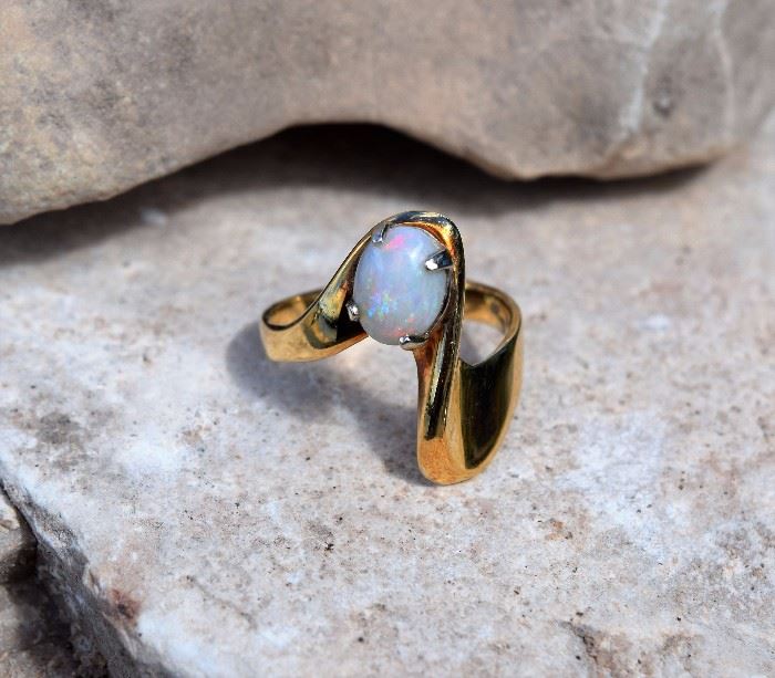 Opal ring with 14 kt gold band