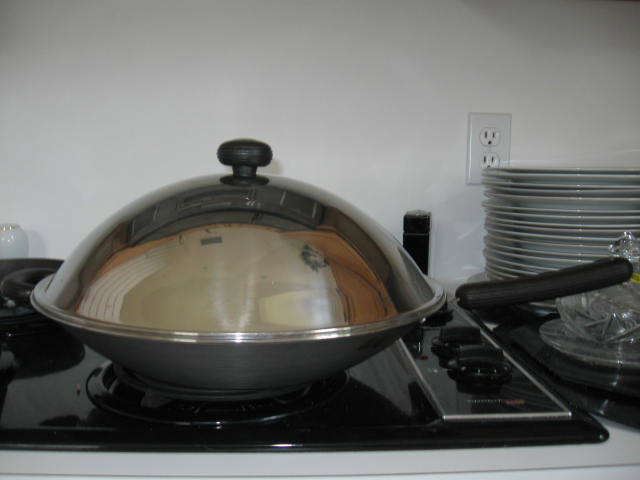 Wok with lid