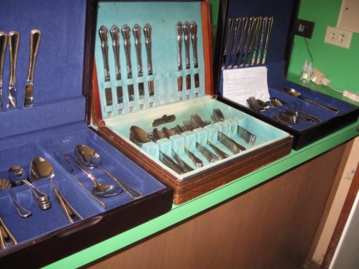 Stainless steel flatware sets