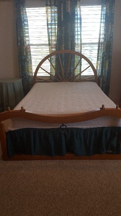Virginia House Rock Maple Wagon Wheel Full Size Bed