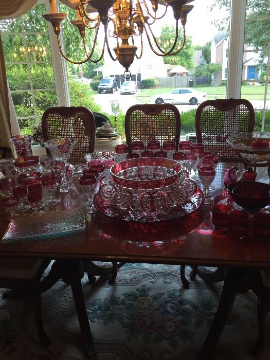 Ruby glass, Anna Hulle, Waterford
Huge dining table with 2 leaves, hutch and buffet Thomasville