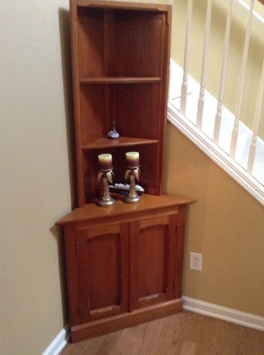 Corner cabinet