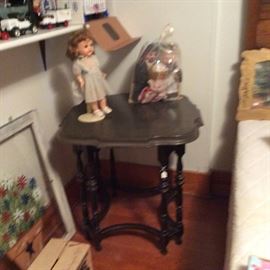 8 legged parlor table w/dolls