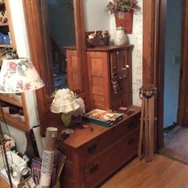 Beautiful Gentlemen's Dresser w/Hat Box