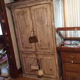 Same cupboard w/doors closed