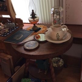 Round Oak Parlor Table