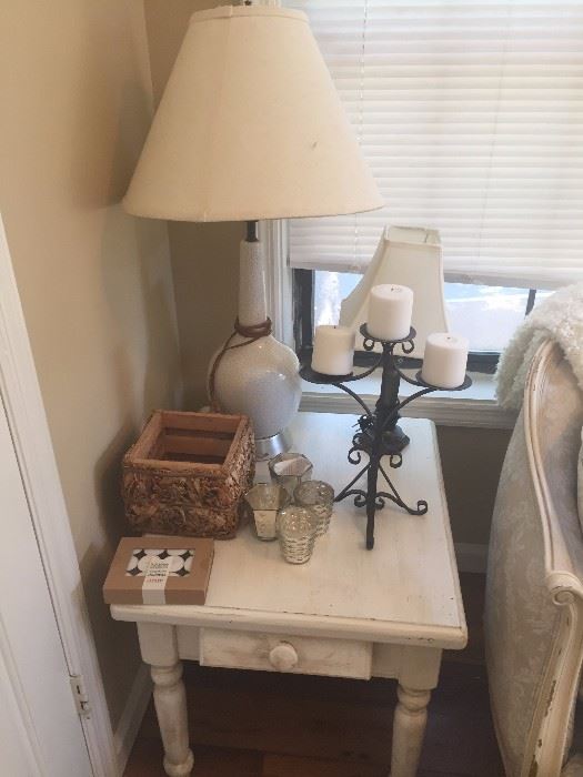 End table, lamps, decorations