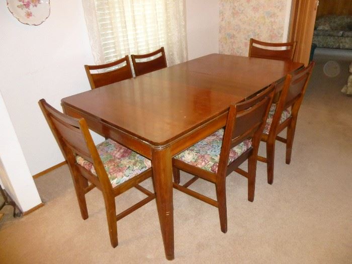 Dining Table/ 6 chairs 1 Leaf and table pads