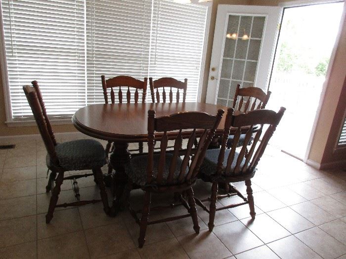 OAK TABLE AND 6 CHAIRS WITH TWO LEAVES