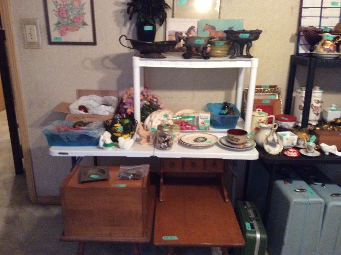 Miscellaneous decor & collectibles, Matching Tables, vintage Samsonite suitcases