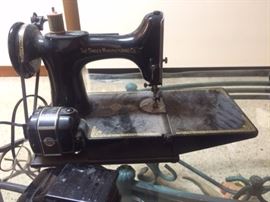 SINGER FEATHERWEIGHT SEWING MACHINE