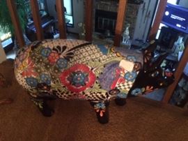 TALAVERA CASTILLO SPANISH PIG STATUE---BEAUTIFUL