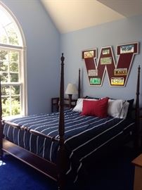 Quenn Poster Bed, Linens and Carpet