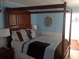 Walnut Queen Poster Bed - Headboard, Foot Board, Side Boards & Supports w/ Complimentary Queen Size Mattresses - Detail