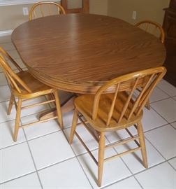 Kitchen Table with 4 Chairs and one Leaf