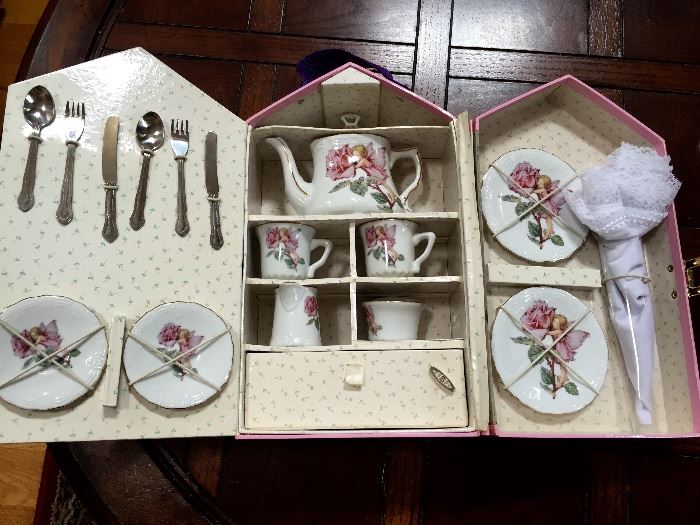 This BEAUTIFUL REUTTER porcelain tea set is discontinued. The flower fairy tea set specifically inside the miniature house can't be seen on the REUTTER official website. $185.00 OR BEST OFFER THE BOX IS UNSEALED but the porcelain is intact , no scratches ,no chips ! LOOKS LIKE BRAND NEW! Excellent COLLECTABLE to add to your collection! THIS REUTTER TEA SET IS ALSO A MUSIC BOX! IT PLAYS "fur Elise" Beethoven . Content : • 2 stainless steel forks • 2 stainless steel knives • 2 stainless steel spoons • 2 porcelain tea cups • 2 porcelain small under tea cup plates • 2 porcelain larger plates • 1 porcelain tea pot • 1 porcelain sugar jar with lid • 1 porcelain creamer pourer Each dish is food & dishwasher safe.